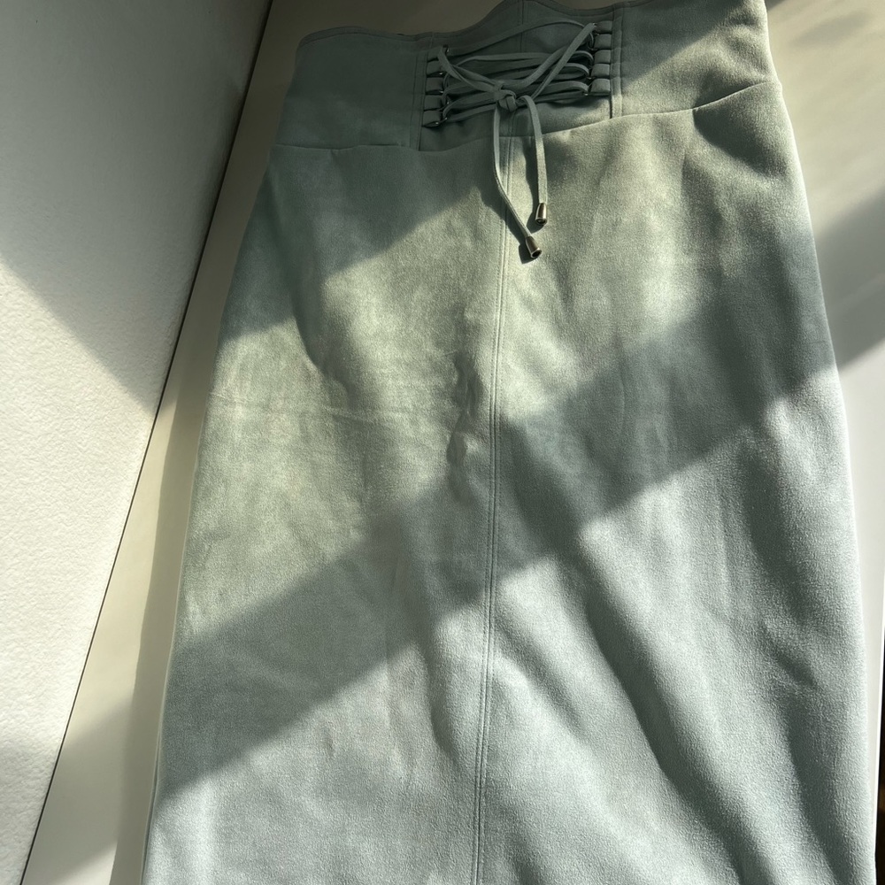 Mid length skirt